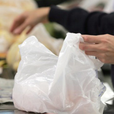 Agora é lei: sacolas plásticas serão substituídas pelas biodegradáveis no DF