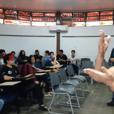 Alunos da Escola de Surdos da Ceilândia participam pela primeira vez de uma oficina de literatura de cordel