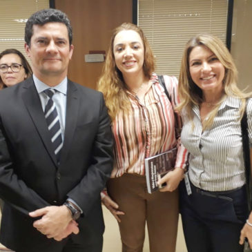 Juliana Porcaro e Cristiane Piquet prestigiam lançamento de livro de Vladimir Passos de Freitas, no Palácio da Justiça