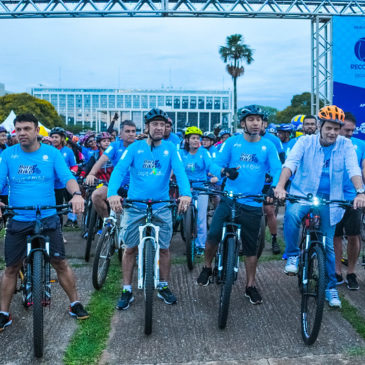 Milhares de pessoas coloriram as avenidas de Brasília durante passeio ciclístico