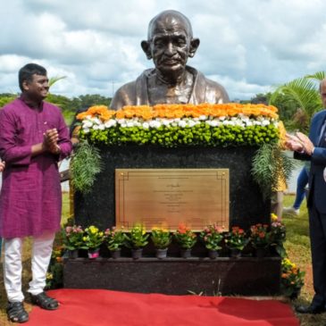 Brasília ganha busto de Mahatma Gandhi