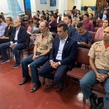 Paco homenageia bombeiro que salvou vítima de raio