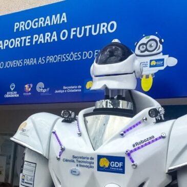 Aula de robótica virtual com sobras de material caseiro