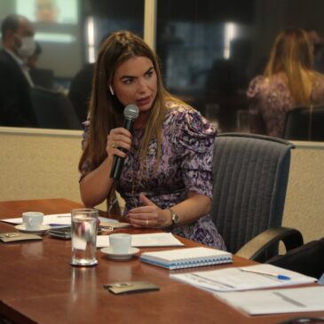 Paula Belmonte participa de encerramento de turmas de adultos e de idosos da UnB