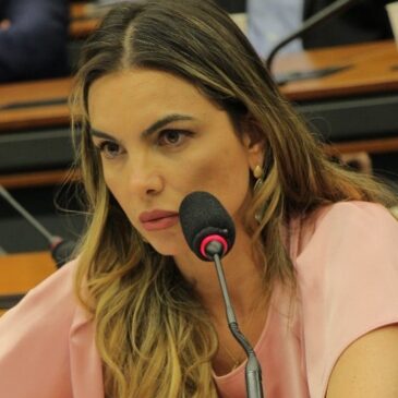 “A gravidez precoce interrompe sonhos”, afirma Paula Belmonte em webinário