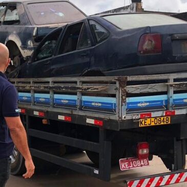 Operação retira veículos abandonados de Ceilândia