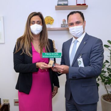 Ministra Flávia Arruda e secretário Mateus Oliveira se unem por regularização no DF