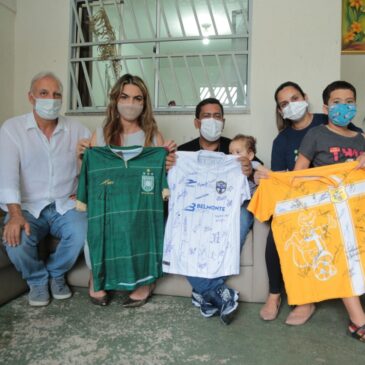Família de menino com AME recebe camisas de times de futebol para sorteios