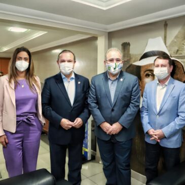 Ministra Flávia Arruda e ministro Marcelo Queiroga conhecem fábrica veterinária que pode produzir vacinas contra a COVID-19