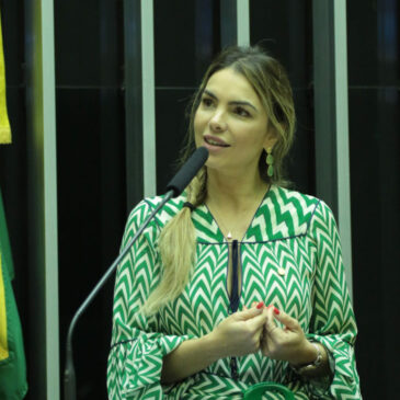 Paula Belmonte apresenta projeto para dar autonomia ao INEP
