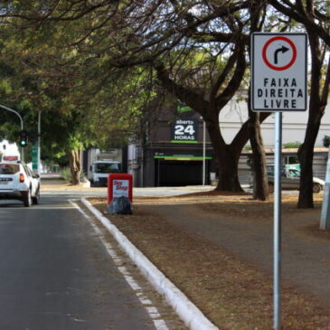 Faixa direita livre em semáforos da L2 Sul