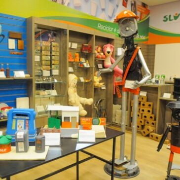 Exposição homenageia os 60 anos do SLU