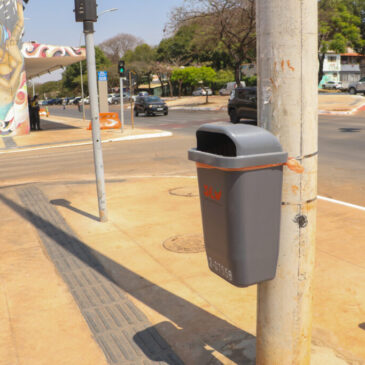 Avenida W3 Sul já tem 131 lixeiras e vai ganhar mais