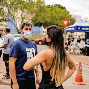 Leandro Grass leva Grassbinete na Rua à Rodoviária do Plano Piloto nesta quinta-feira