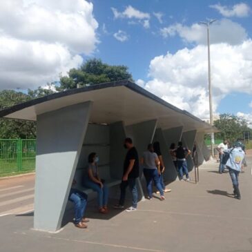 Paradas de ônibus do programa Adote um Abrigo são reformadas