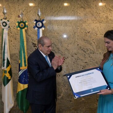 Paula Belmonte é agraciada com medalha da CNC por atuação pelo comércio
