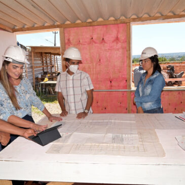 Paula Belmonte visita obras de creche e centro de pesquisa na UnB