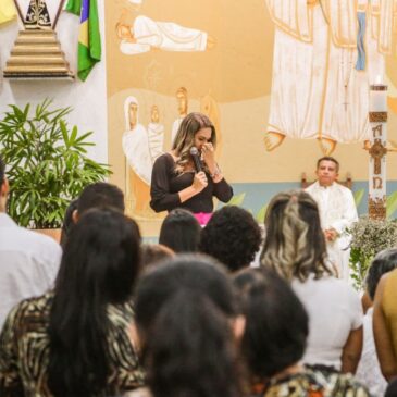 Jaqueline Silva comemora aniversário em culto ecumênico