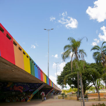 Viaduto na Galeria dos Estados ganha o maior arco-íris do país