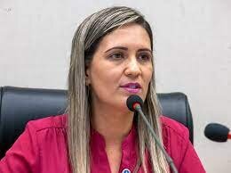 Jaqueline Silva comemora asfaltamento do Residencial Paraíso, no Gama