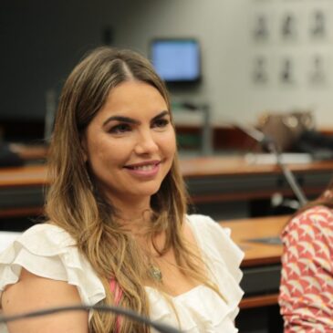 Paula Belmonte apresenta projeto para garantir atendimento em planos de saúde