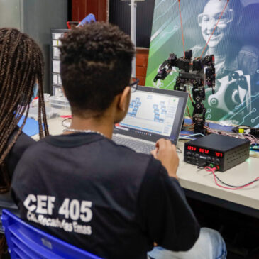 Alunos da rede pública criam robôs com habilidade de fala