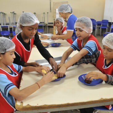 Alunos do CEF 308 de Santa Maria aprendem a cozinhar e a empreender